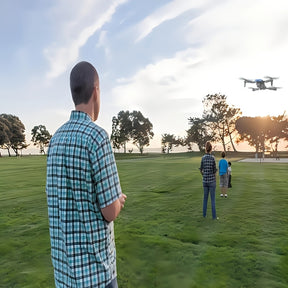O Drone E99 Possui Duas Câmeras, Suporte Wi-Fi, Controlo por Aplicação e Posicionamento por Fluxo Óptico com Manutenção de Altitude, O que o Torna Perfeito para Iniciantes. Tem Carregamento USB, Opções para Duas ou Três Baterias e é um Quadricóptero Remot